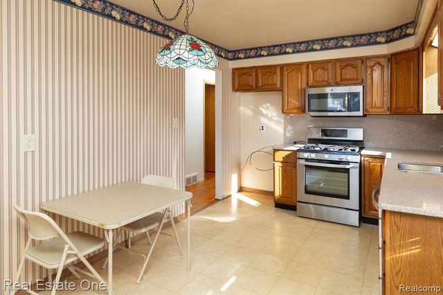 17020 Russell Avenue, Allen Park, MI 48101