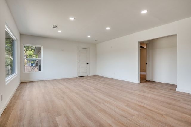 3134 W Jefferson Boulevard, Dallas, TX 75211