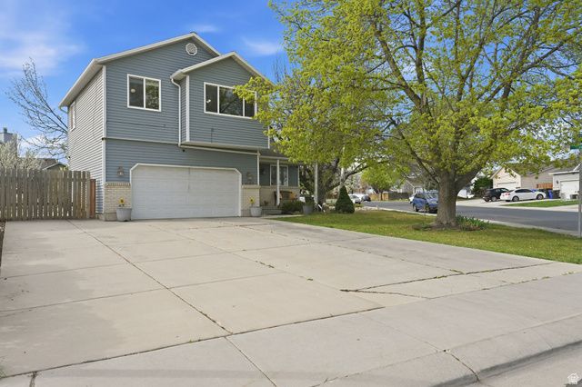 8127 S CREEKWOOD DR, West Jordan, UT 84088