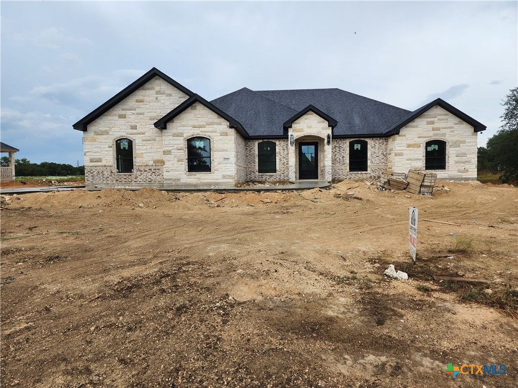 Image 1 of property listing at 10980 Stinnett Mill, Salado, TX 76571