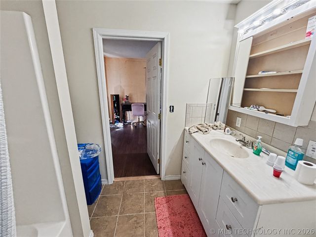 13410 W 750 Road, Tahlequah, OK 74464