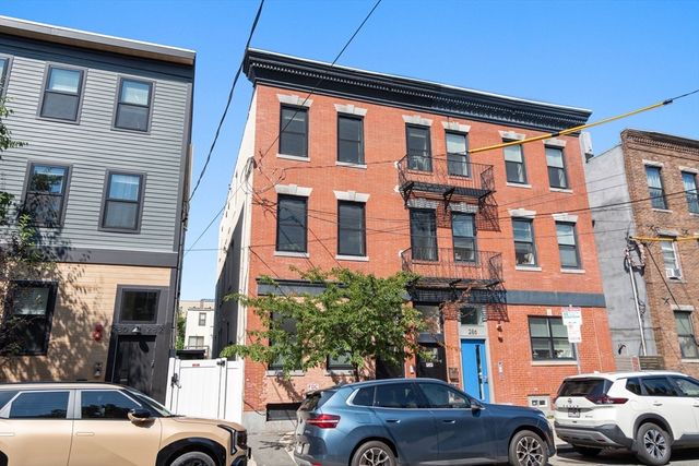 284 Sumner St 3, Boston, MA 02128