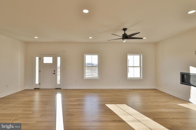 464 LONG LN, Walnutport, PA 18088