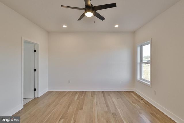 464 LONG LN, Walnutport, PA 18088