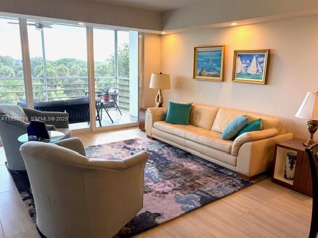 806 Cypress Grove Ln 512, Pompano Beach, FL 33069