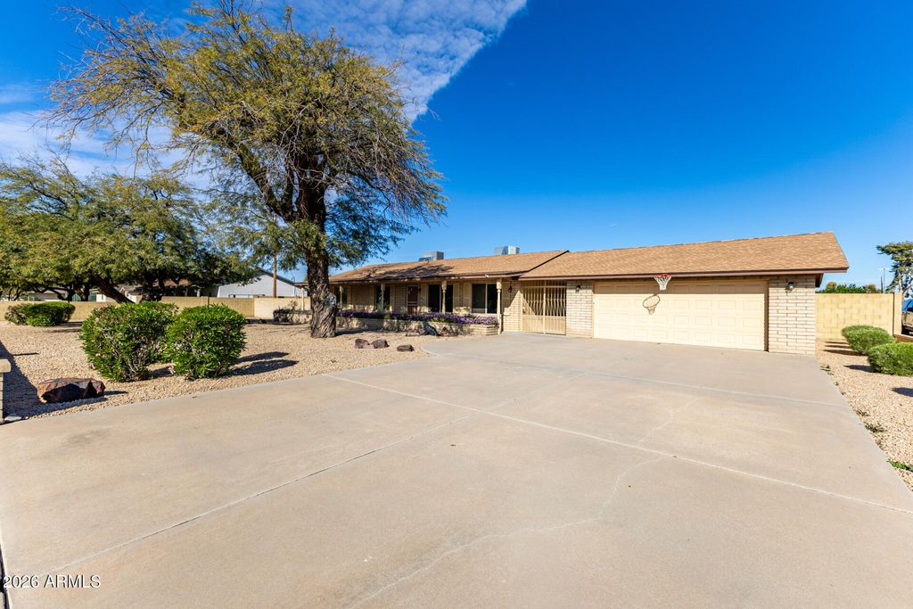 Image 1 of property listing at 3702 W TOPEKA Drive, Glendale, AZ 85308