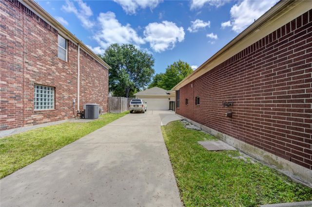 11826 Canyon Mills Drive, Houston, TX 77095