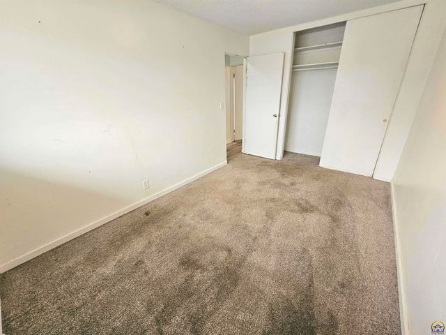 7209 SW Greenview DR, Topeka, KS 66619