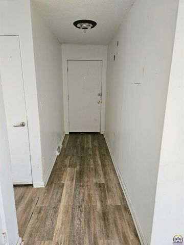 7209 SW Greenview DR, Topeka, KS 66619