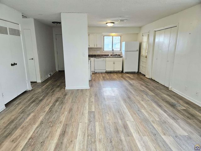 7209 SW Greenview DR, Topeka, KS 66619