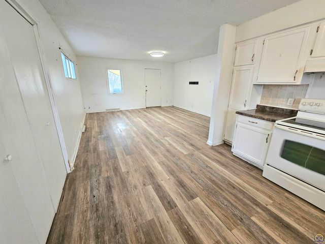 7209 SW Greenview DR, Topeka, KS 66619