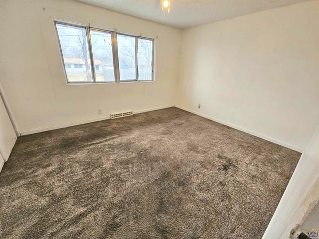 7209 SW Greenview DR, Topeka, KS 66619