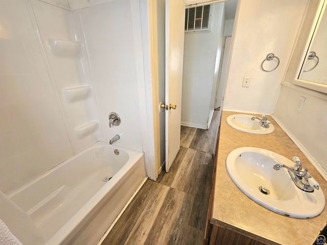 7209 SW Greenview DR, Topeka, KS 66619