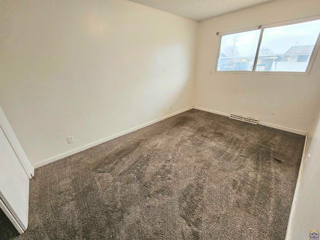 7209 SW Greenview DR, Topeka, KS 66619