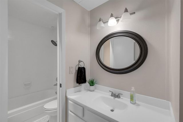 2001 Bering Drive 11H, Houston, TX 77057