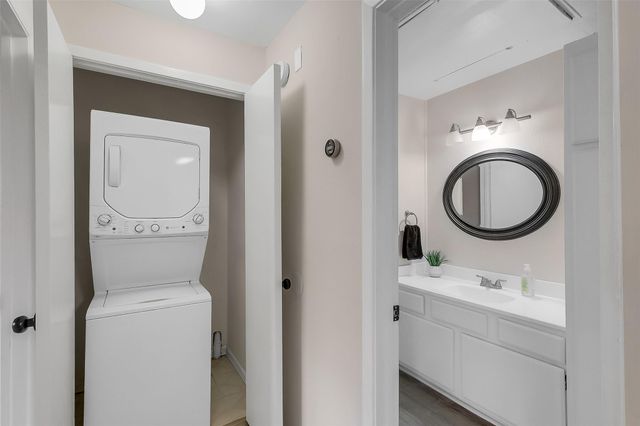 2001 Bering Drive 11H, Houston, TX 77057