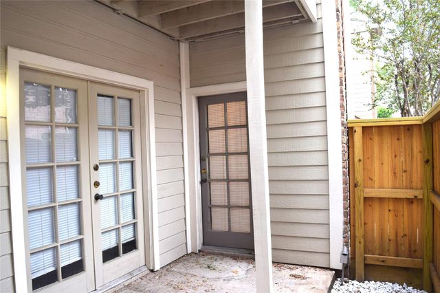 2001 Bering Drive 11H, Houston, TX 77057