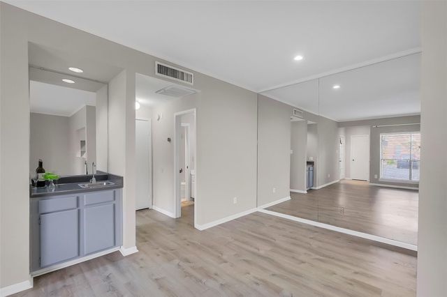 2001 Bering Drive 11H, Houston, TX 77057