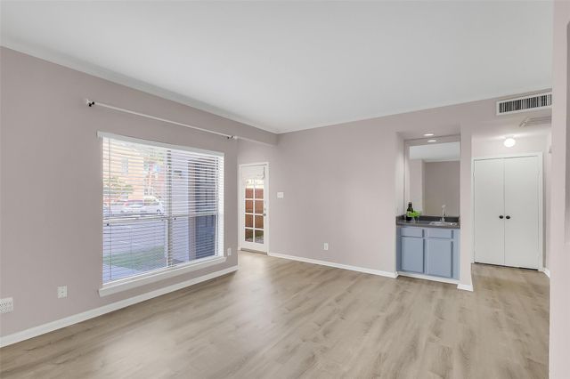 2001 Bering Drive 11H, Houston, TX 77057