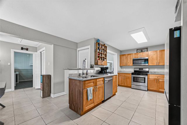182 N Burnett Drive, Baytown, TX 77520