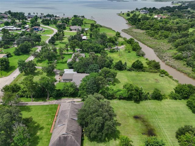 182 N Burnett Drive, Baytown, TX 77520