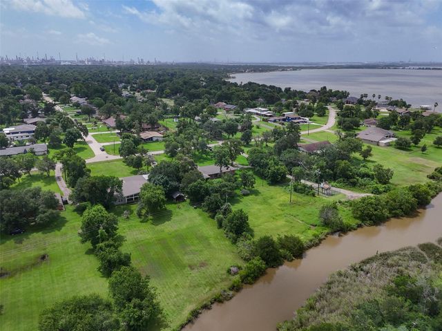 182 N Burnett Drive, Baytown, TX 77520