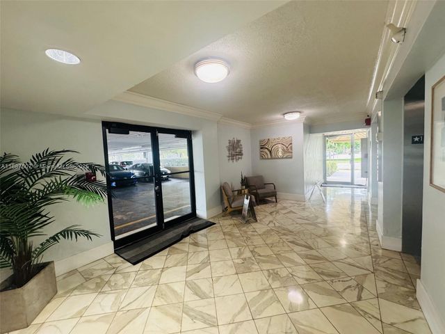 2000 NE 135th St 403, North Miami, FL 33181