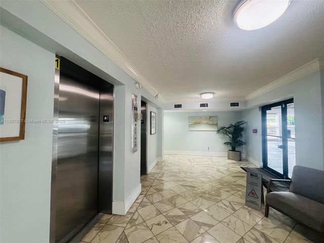 2000 NE 135th St 403, North Miami, FL 33181