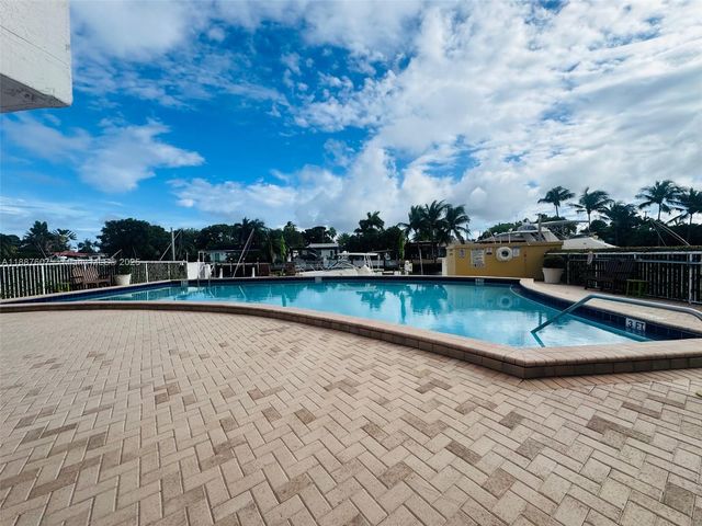 2000 NE 135th St 403, North Miami, FL 33181