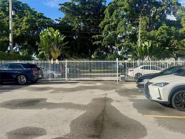 2000 NE 135th St 403, North Miami, FL 33181