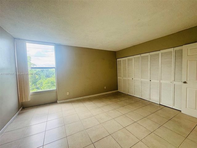 2000 NE 135th St 403, North Miami, FL 33181