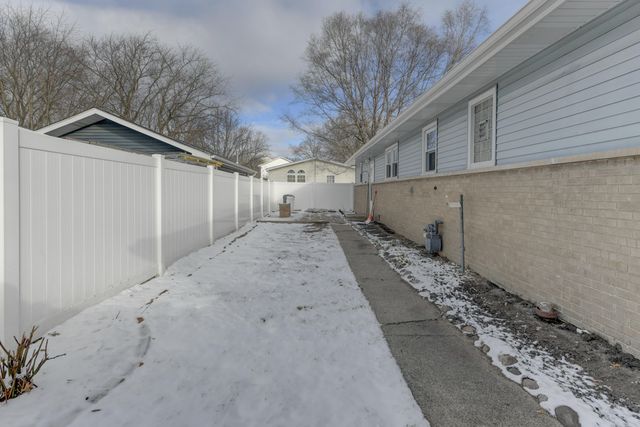 9046 Kleinman Road, Highland, IN 46322