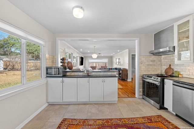 221 Seford Dr, Terrell Hills, TX 78209