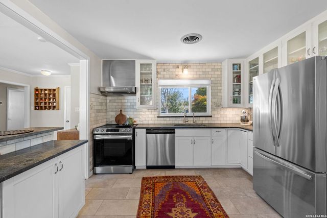 221 Seford Dr, Terrell Hills, TX 78209