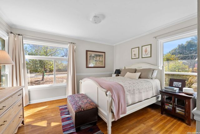 221 Seford Dr, Terrell Hills, TX 78209