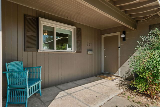 221 Seford Dr, Terrell Hills, TX 78209