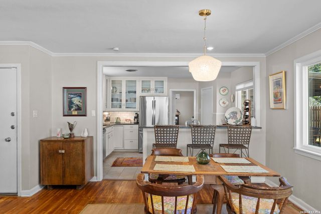 221 Seford Dr, Terrell Hills, TX 78209