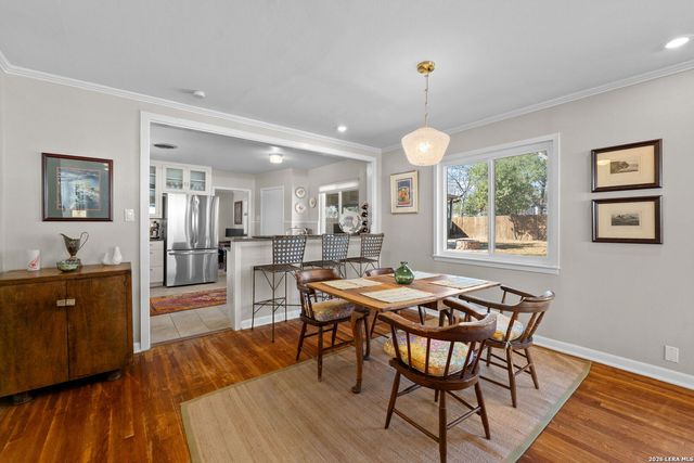 221 Seford Dr, Terrell Hills, TX 78209