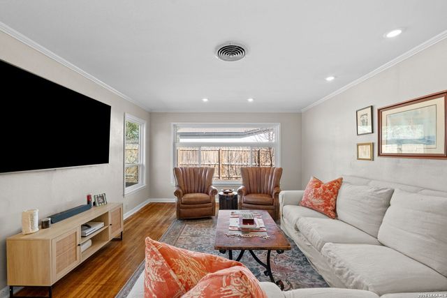 221 Seford Dr, Terrell Hills, TX 78209