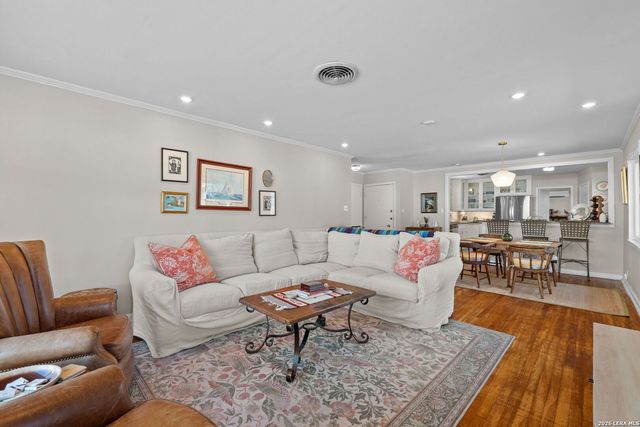 221 Seford Dr, Terrell Hills, TX 78209