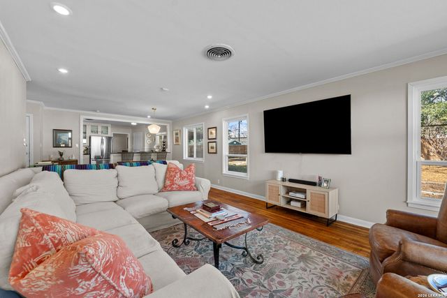 221 Seford Dr, Terrell Hills, TX 78209