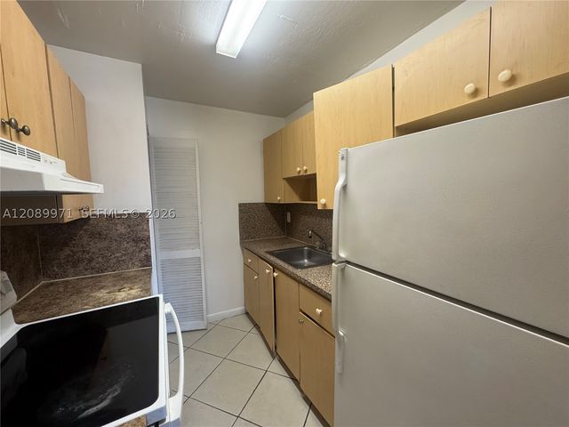888 NE 132nd St 205, North Miami, FL 33161