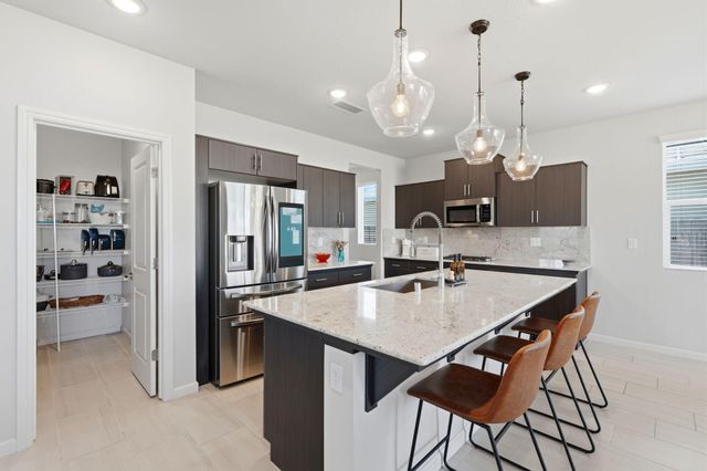 3245 Las Rosas Avenue, Clovis, CA 93619