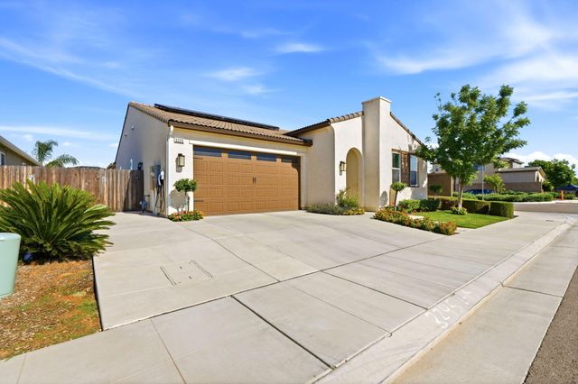 3245 Las Rosas Avenue, Clovis, CA 93619