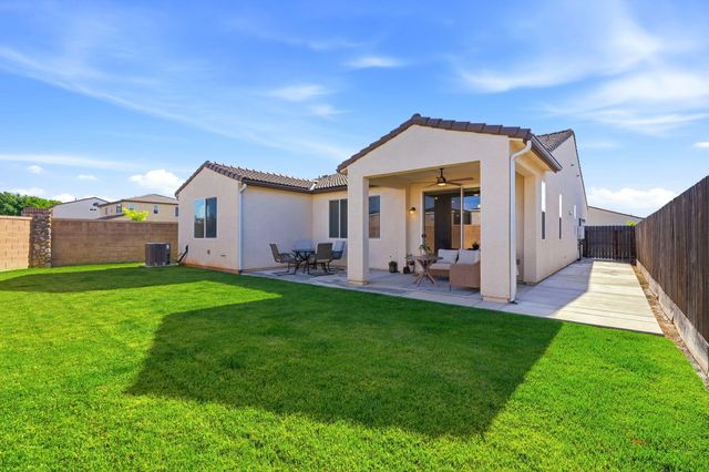 3245 Las Rosas Avenue, Clovis, CA 93619