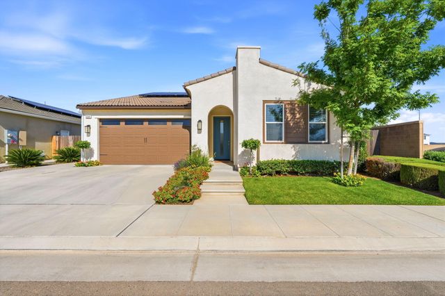 3245 Las Rosas Avenue, Clovis, CA 93619