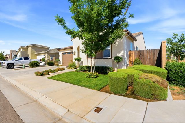 3245 Las Rosas Avenue, Clovis, CA 93619