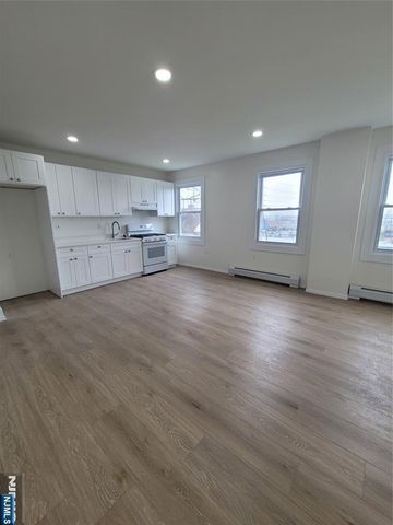 15 Van Courtland Place, Ridgefield, NJ 07657