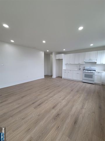 15 Van Courtland Place, Ridgefield, NJ 07657