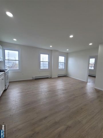 15 Van Courtland Place, Ridgefield, NJ 07657